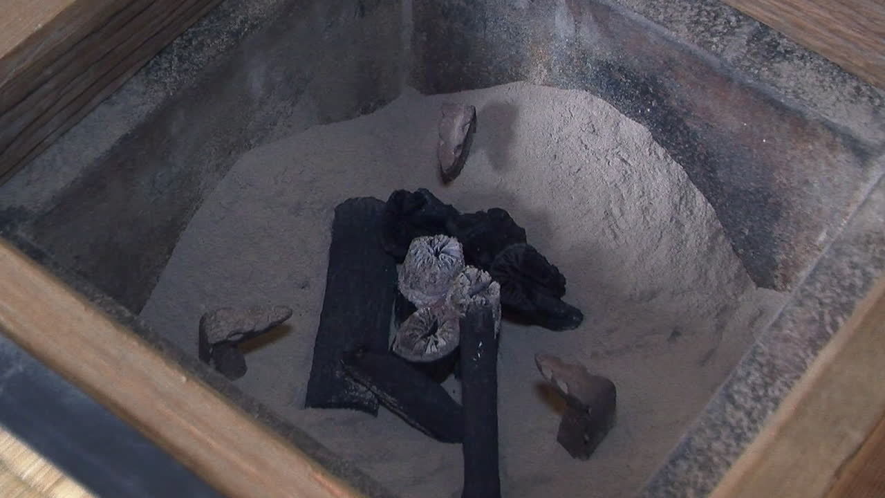 carbón japonés binchotan dentro de una estufa de carbón shichirin