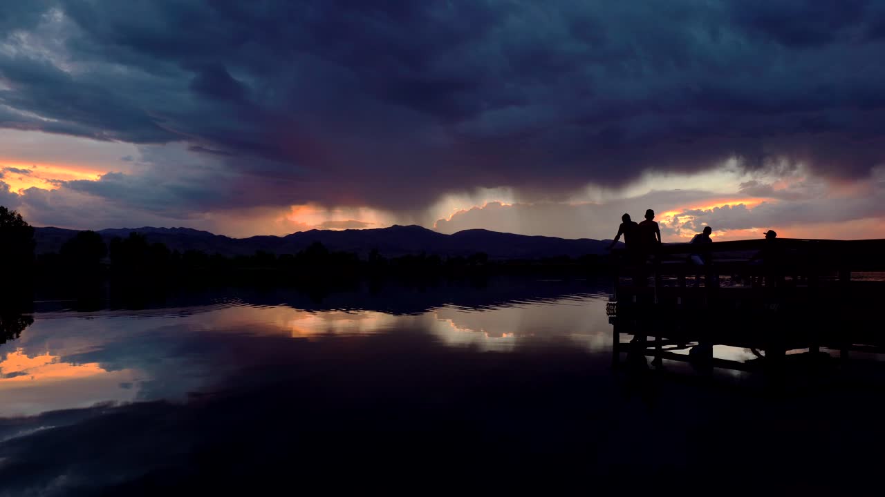 espectacular puesta de sol y nubes de tormenta sobre el lago coot, boulder, colorado