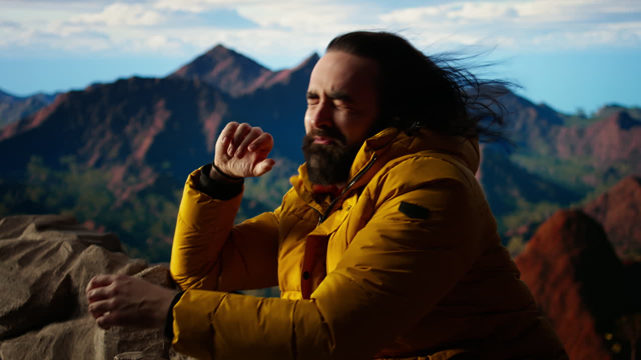 아름다운 산맥 계곡을 감상하는 남성 활동적인 트레커