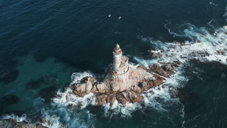 faro en una isla rocosa