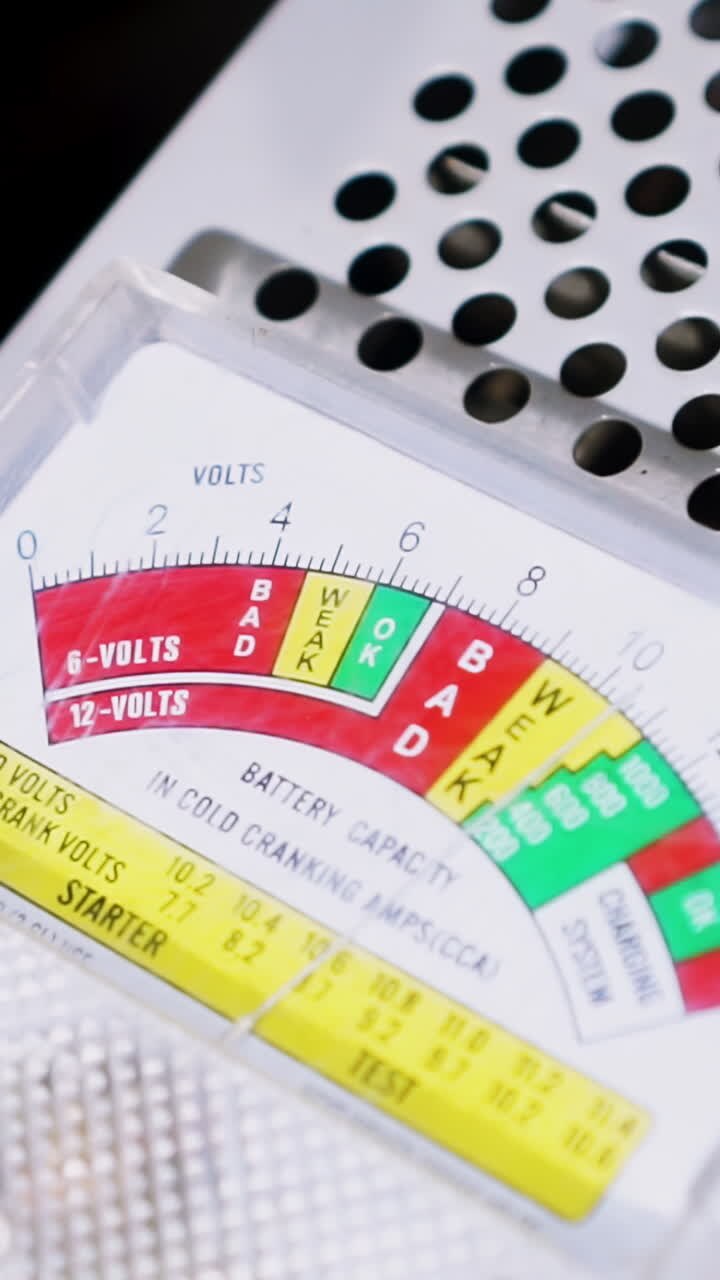 Tester per batteria che mostra le letture
