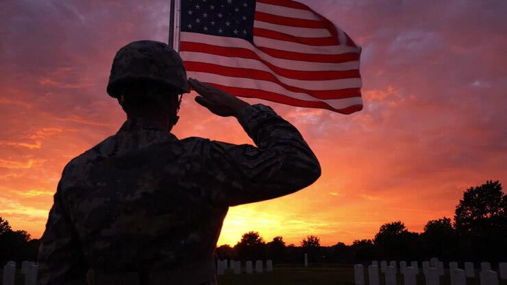 Un solenne tributo catturato in due fotogrammi, che raffigura un soldato che saluta la bandiera americana sullo sfondo di un tramonto mozzafiato su un cimitero, incarnando onore e ricordo