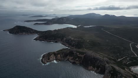 Luftaufnahme-Des-Cape-Le-Grand-Nationalpark-Mit-Küstenlinie-An-Bewölkten-Tagen-In-Westaustralien