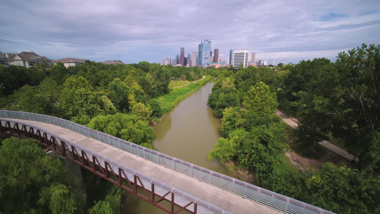 버팔로 베이우 (buffalo bayou) 와 텍사스 주 휴스턴 시내의 상승하는 드론 뷰