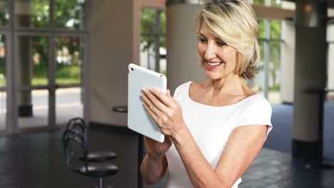 Weibliche-Führungskräfte-Nutzen-Ein-Digitales-Tablet