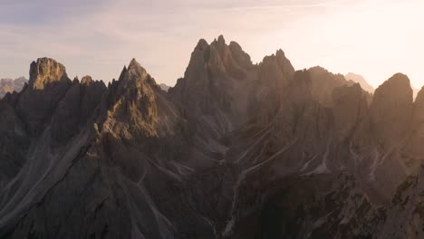 Boom-Shot-Aus-Der-Luft-Enthüllt-Cadini-Gruppe-Im-Italienischen-Dolomitengebirge