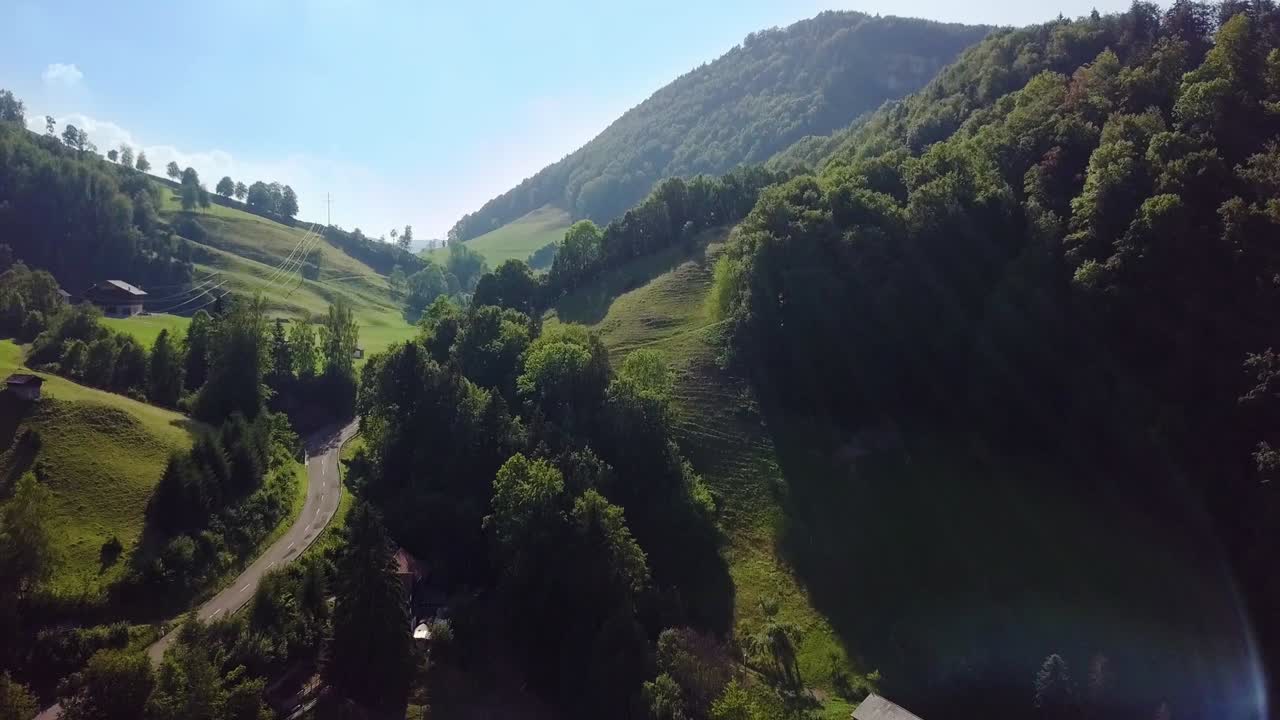 pase la carretera en una colina en el verano.