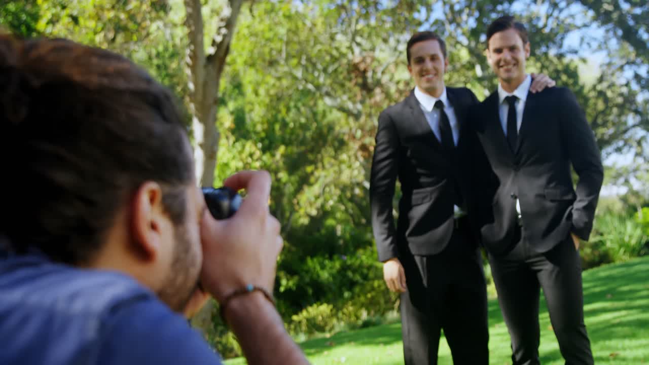 Fotógrafo tomando foto de padrinos de boda 4K 4k