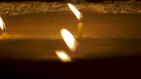 velas colocadas en la iglesia católica vela de acebo, vela en ceremonia católica