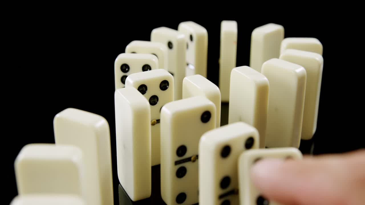 검은 바탕에 주사위를 만지는 사람 4k