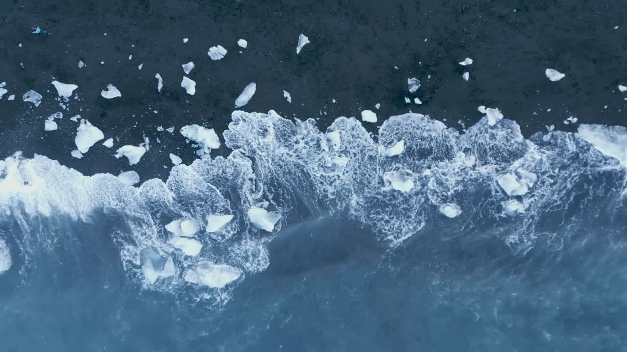 파도가 튀는 빙산의 오버헤드 뷰