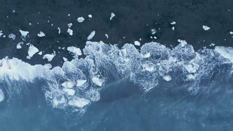 Vista-Aérea-De-Icebergs-Con-Olas-Salpicadas-En