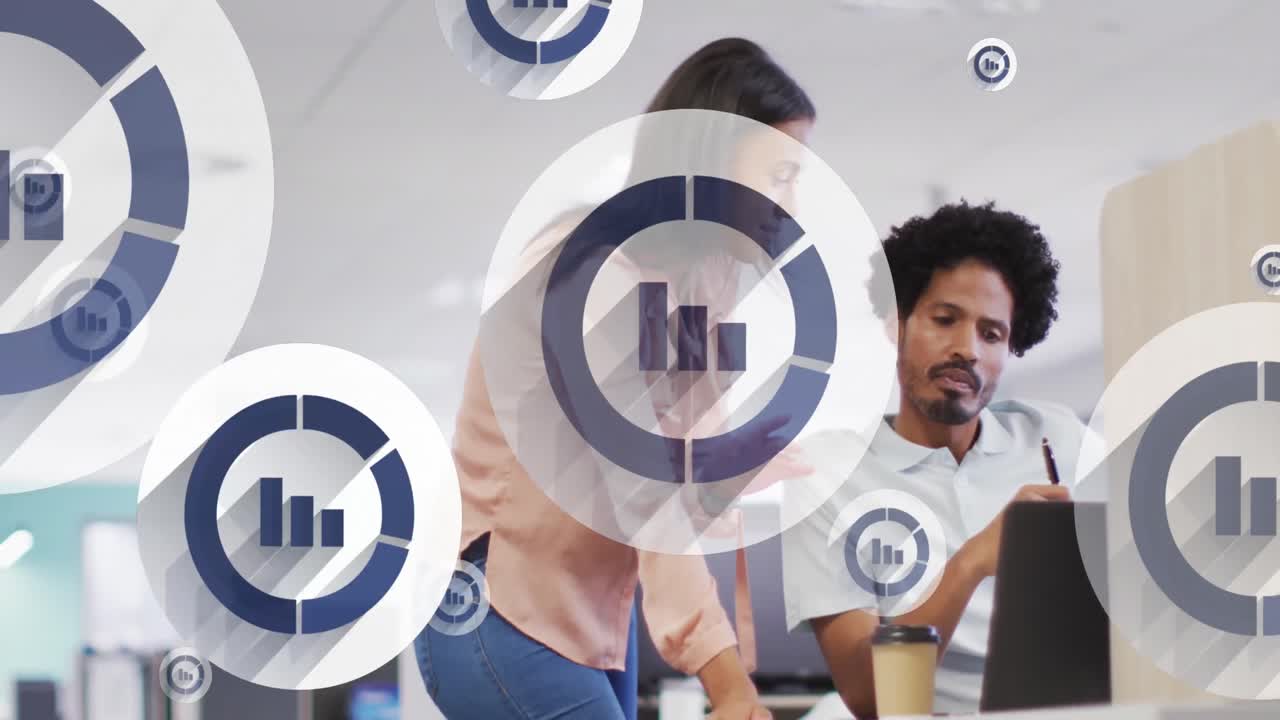 animación de iconos de gráficos de barras flotando contra un hombre y una mujer biraciales discutiendo en la oficina