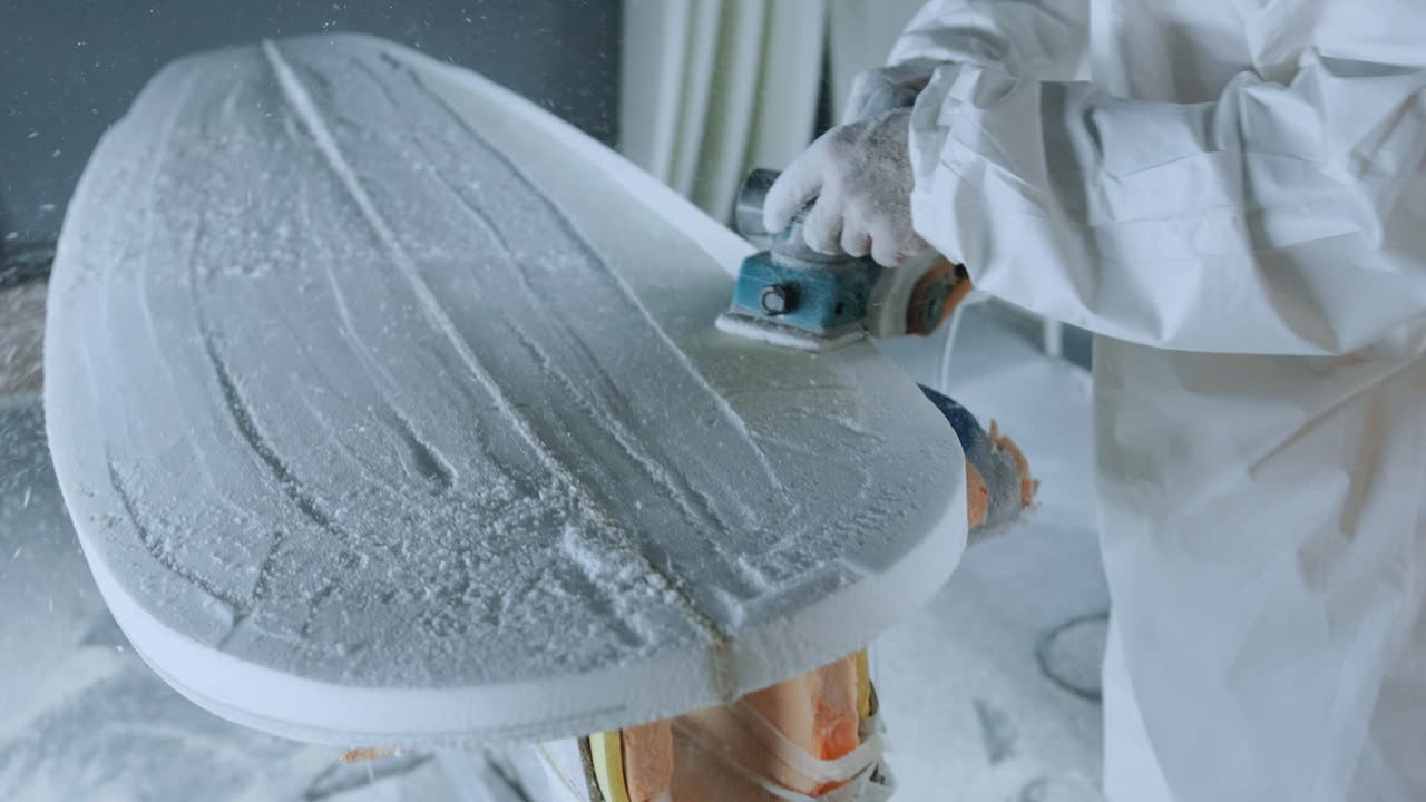 익명의 전문 마스터가 워크 ⁇ 에서 서핑 보드를  ⁇ 아