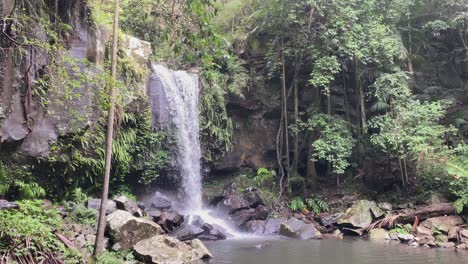 4k uhd plano general de las cataratas curtis, interior de la costa dorada de la cascada