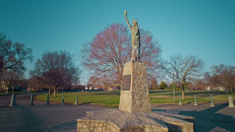 gimbal shot of a statue of liberty replica