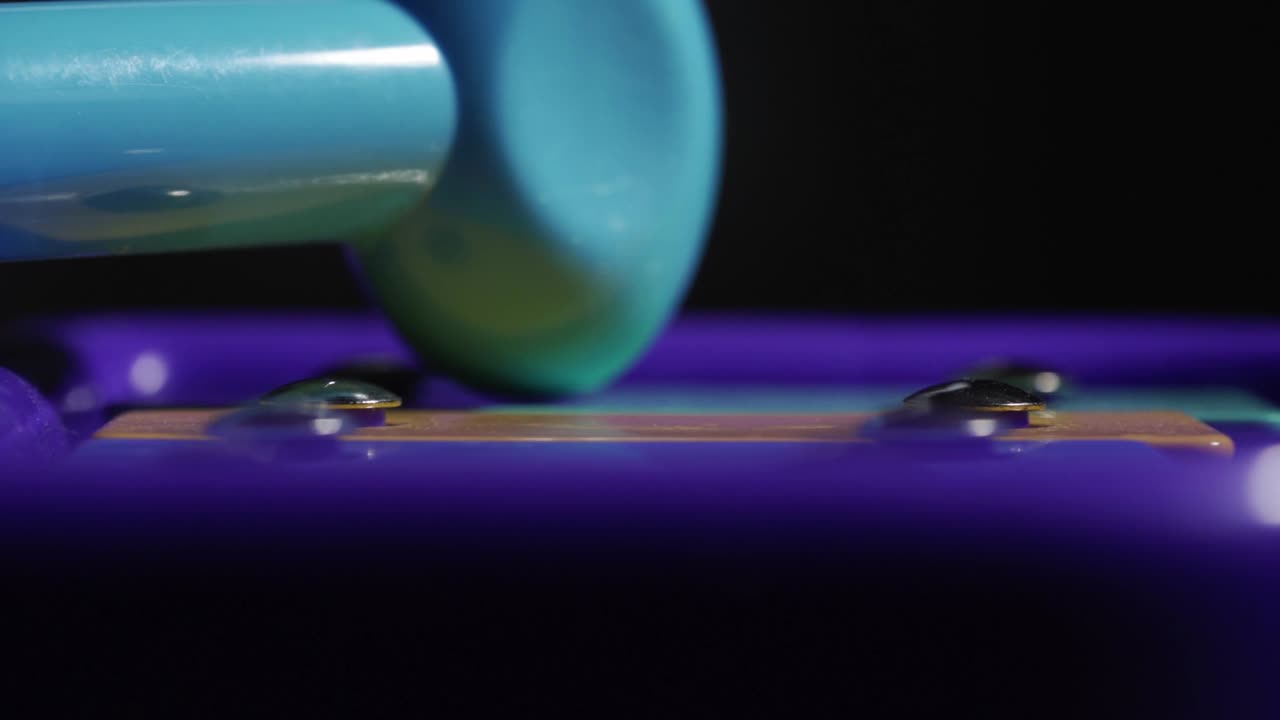 toma en cámara lenta de xilófono vibrando con cada golpe, instrumento musical de juguete