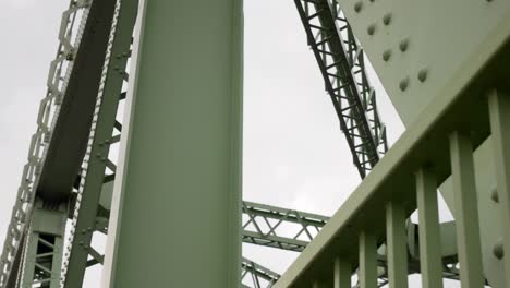 puente de acero industrial fuerte marco de soporte de haz de viga mirando hacia arriba derecho dolly