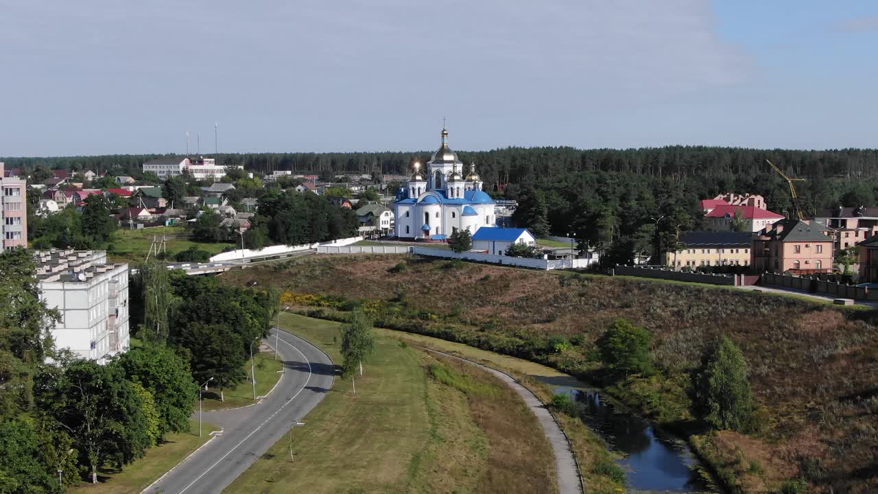 우크라이나의 작은 마을에 있는 교회의 공중 전망