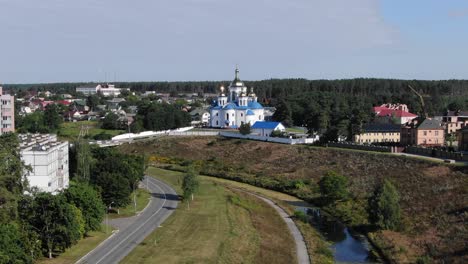 Vista-Aérea-De-Una-Iglesia-En-Un-Pequeño-Pueblo-En-Ucrania