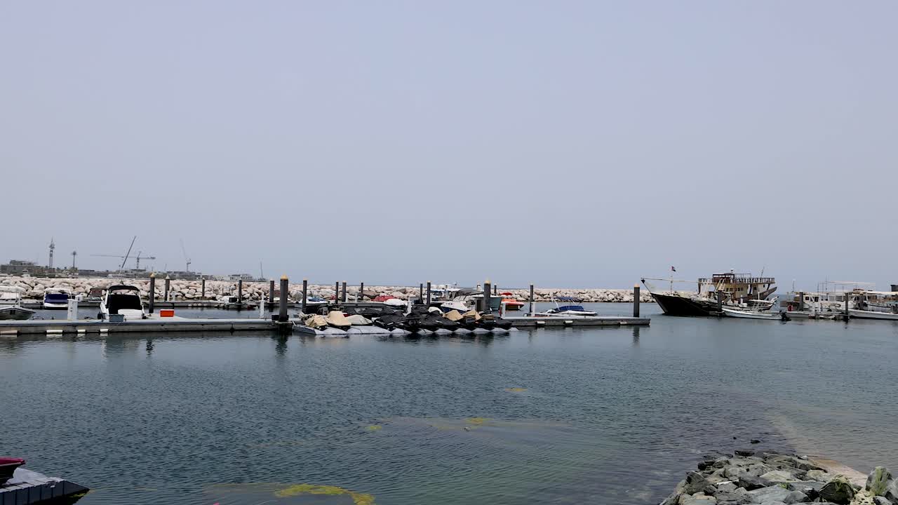 vista panorámica de la marina con barcos y motos de agua