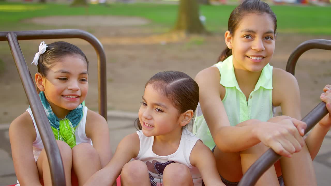 카레고 라운드 에 앉아 있는 어린 소녀 들