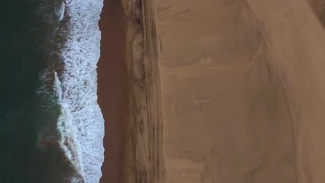 Tiro-De-Ojo-De-Pájaro-Con-Dron-Del-Puerto-Sándwich-En-Namibia---Dron-Está-Ascendiendo-Donde-El-Desierto-Se-Encuentra-Con-El-Océano