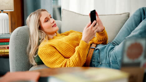 mujer relajándose en el sofá con el teléfono