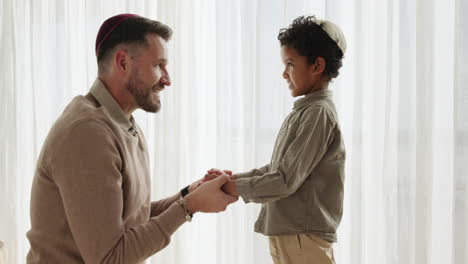 man, kind en praten religie in het huis voor joodse