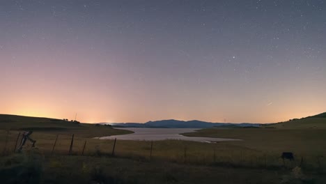 Timelapse-Del-Cielo-Nocturno-En-La-Zona-Rural-De-Andalucía-Con-Lago-Y-Montañas-Como-Fondo