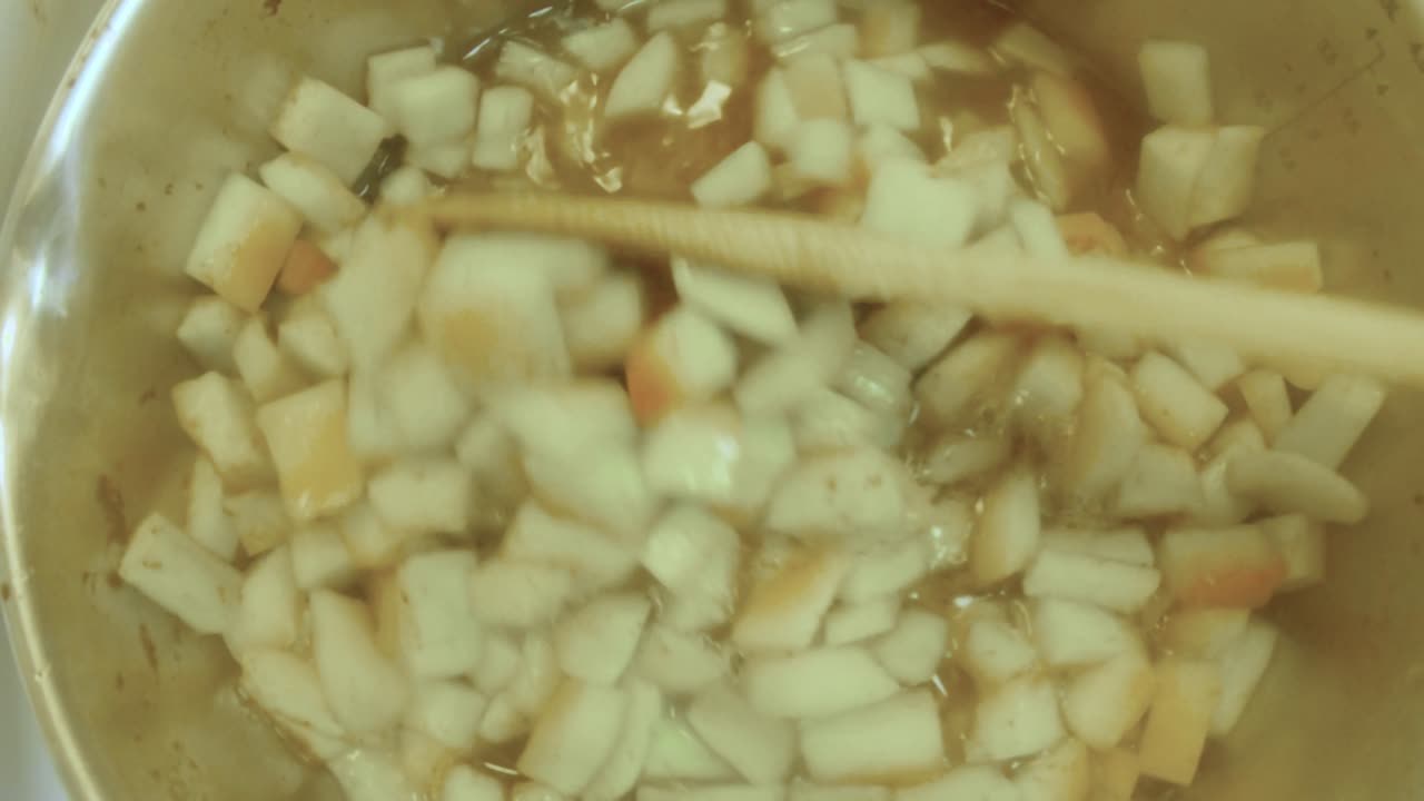 냄비에 끓는 음식의 하향식 샷