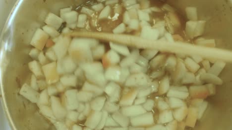una toma de arriba hacia abajo de la comida hirviendo a fuego lento en una olla