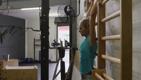 Side-view-of-an-athletic-Caucasian-woman-doing-leg-lifts