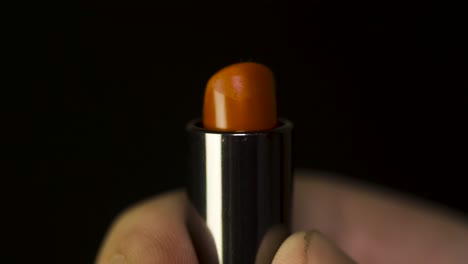 primer plano de un lápiz labial naranja