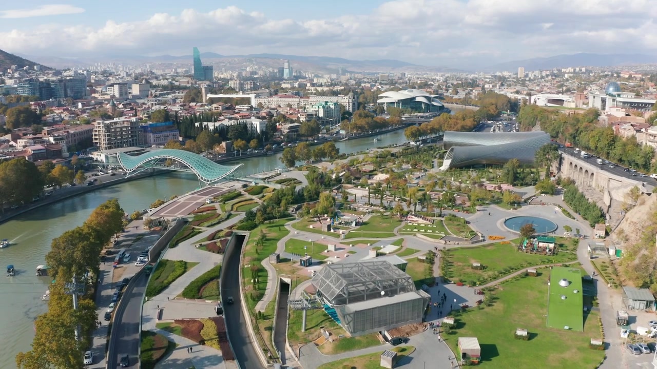 Letecký pohled na panorama Tbilisi s řekou Kura a Mostem míru