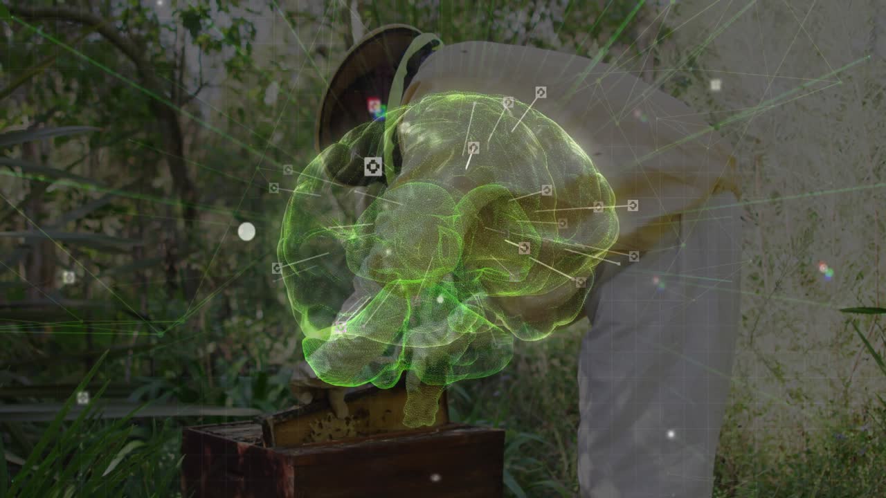 Un apicoltore solleva un telaino dell'arnia, ispeziona le api, mentre un ologramma tecnologico verde a forma di cervello cresce intorno a lui.