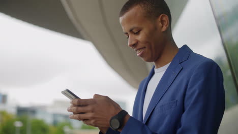 Joven-Apuesto-Y-Alegre-Usando-Un-Teléfono-Inteligente.