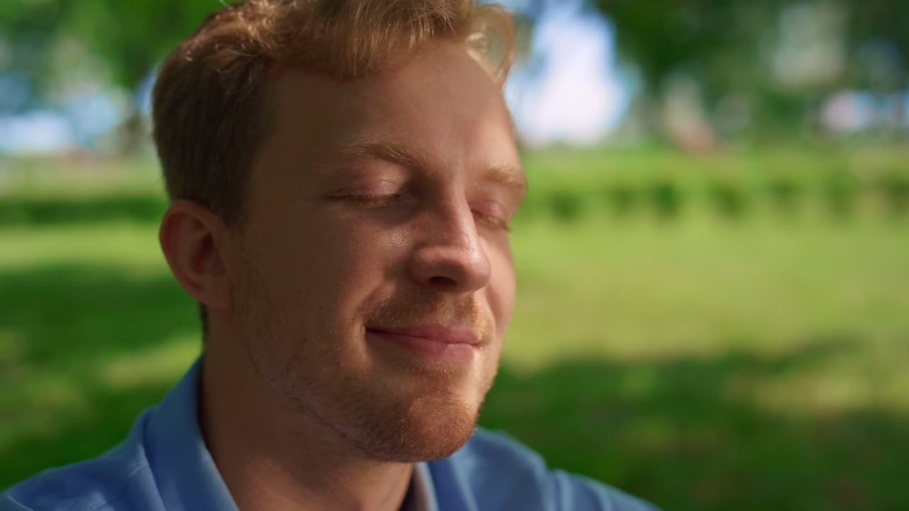 풀 ⁇ 에 앉아 있는 즐거운 아버지의 초상화