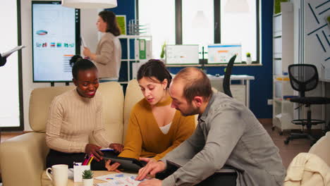 Equipo-Diverso-De-Jóvenes-Emprendedores-Exitosos-Que-Comparten-Cinco-Celebrando-El-éxito