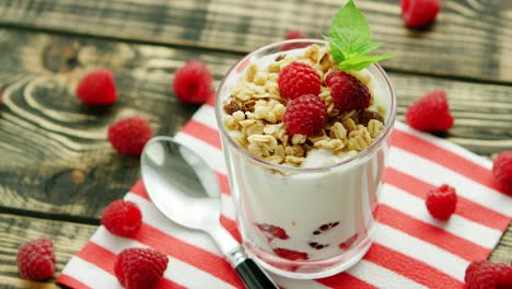yogur servido con frambuesa en servilleta