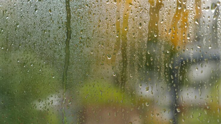 Gotas de lluvia en la ventana. Clima otoñal lluvioso. Primer plano.
