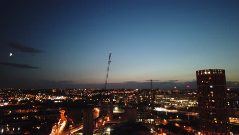 atardecer a lapso de tiempo nocturno del paisaje urbano con la puesta de la luna