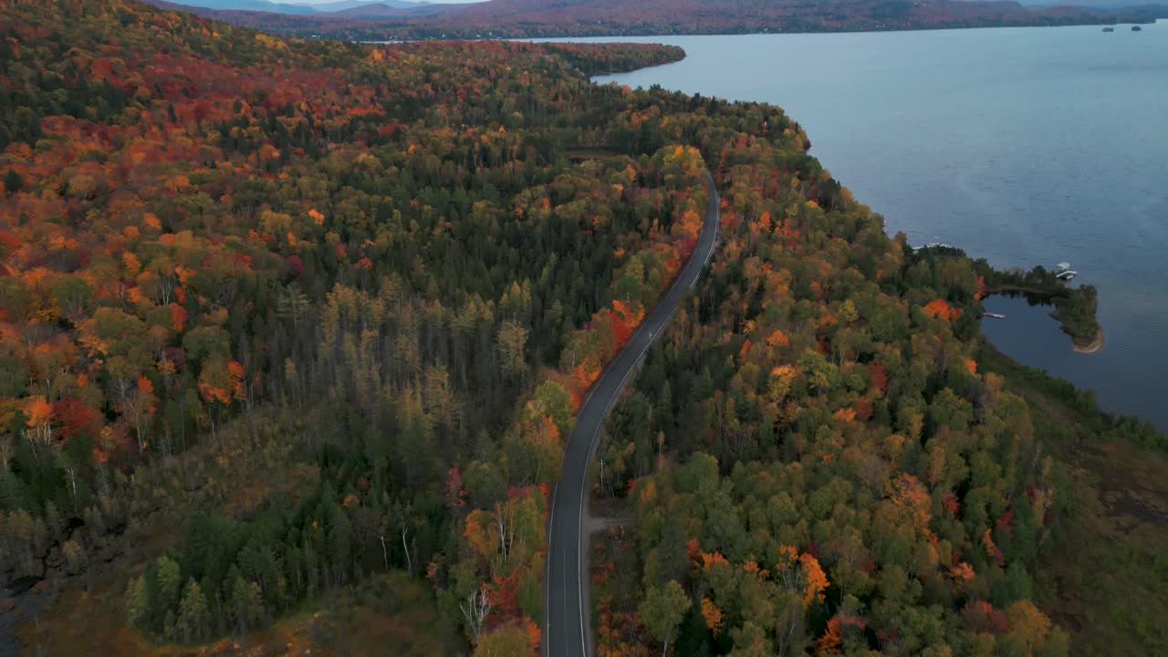 fotografía de un avión no tripulado que revela un paisaje típico canadiense durante el otoño, provincia de quebec, región de lanaudiere, saint-donat-mont-sourire