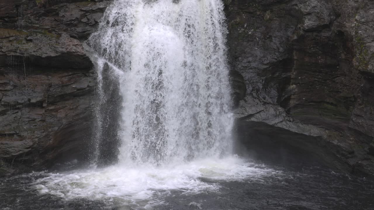 Sakte film-vippeskudd som viser Falloch-fallene som strømmer og spruter