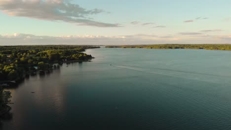 Atemberaubende-Landschaft-Des-Schwarzen-Sees---Süßwasser-Und-Größter-See-In-Saint-Lawrence-County,-Usa-Am-Frühen-Morgen