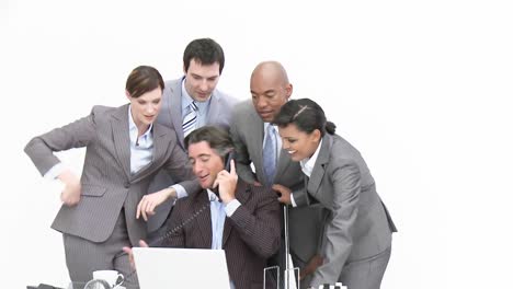 empresarios que estudian un nuevo plan de negocios