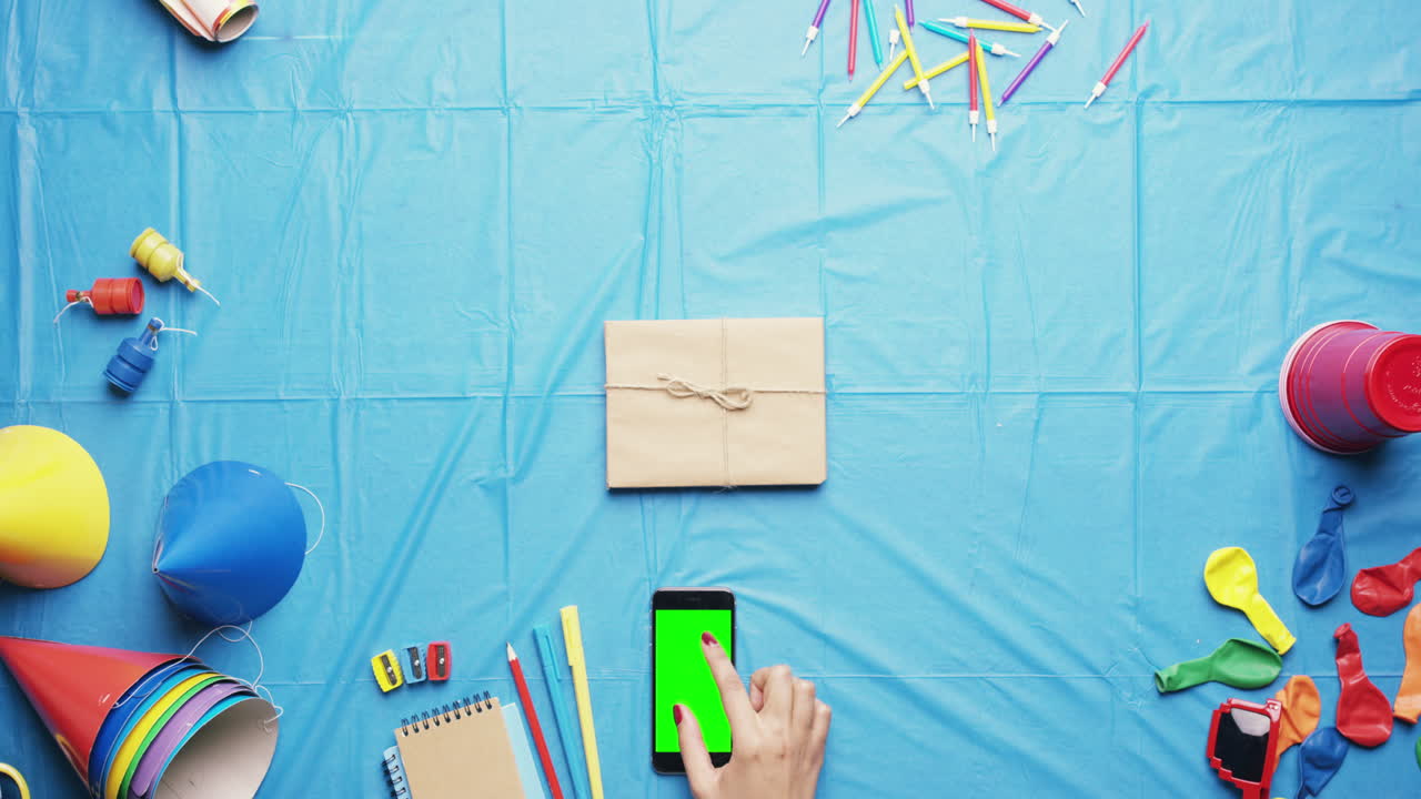 vista superior mujer planeando fiesta de cumpleaños usando teléfono móvil pantalla táctil digital manos multicolores desde arriba - dragón épico rojo