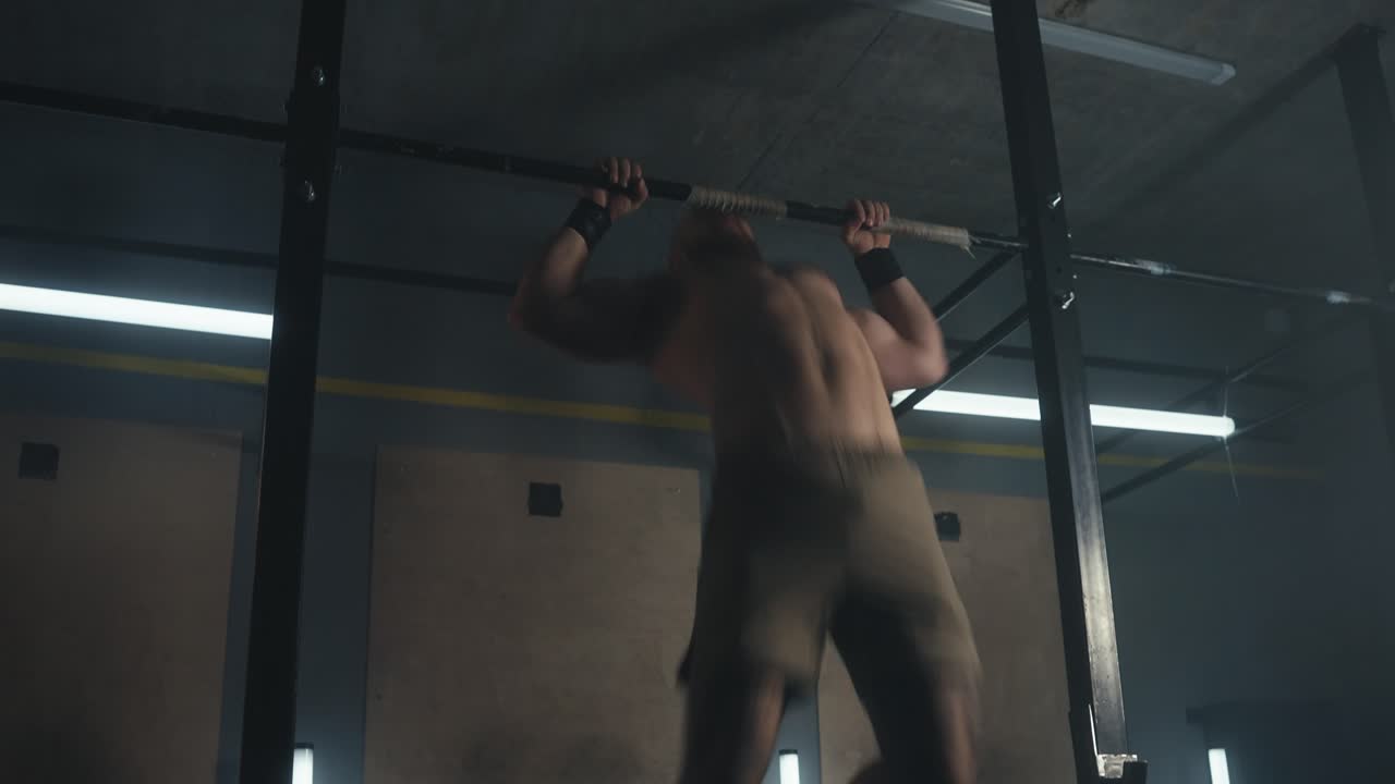 hombre realizando pull-ups en el gimnasio