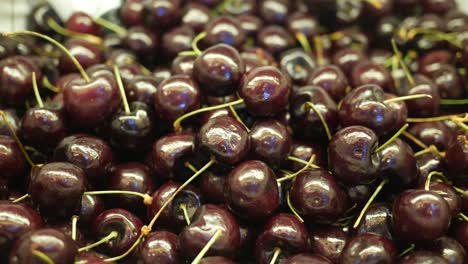 una pila de cerezas frescas