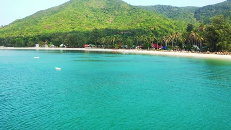 Pequeños-Botes-Que-Rodean-La-Playa-De-Arena-En-La-Costa-Norte-De-Tailandia